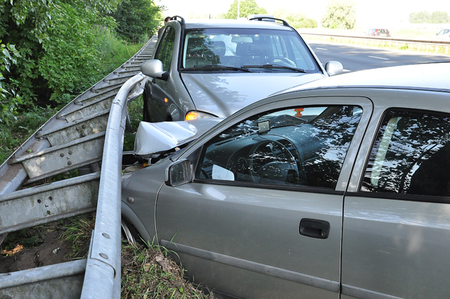 Ongeluk tussen twee auto's op A59 bij Waalwijk; 1 persoon gewond