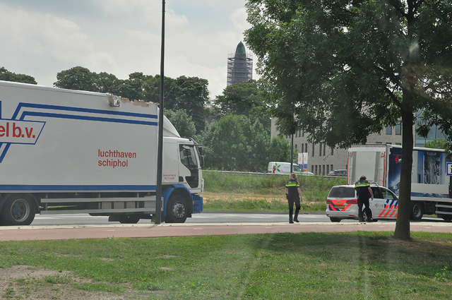 Vrachtwagenchauffeur ramt brug aan de Hertog Janstraat Waalwijk