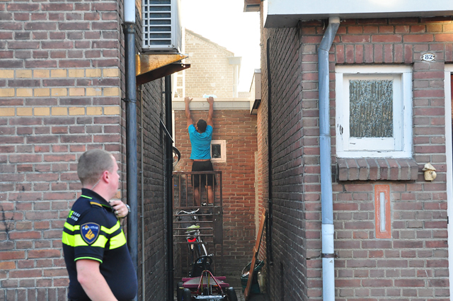 Tuinset in brand op dakterras aan de Sint Crispijnstraat Waalwijk