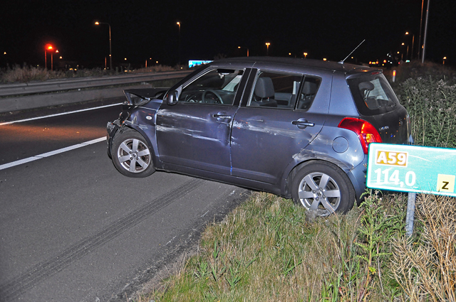 Auto vliegt uit de bocht op de A59 (Maasroute) Waalwijk
