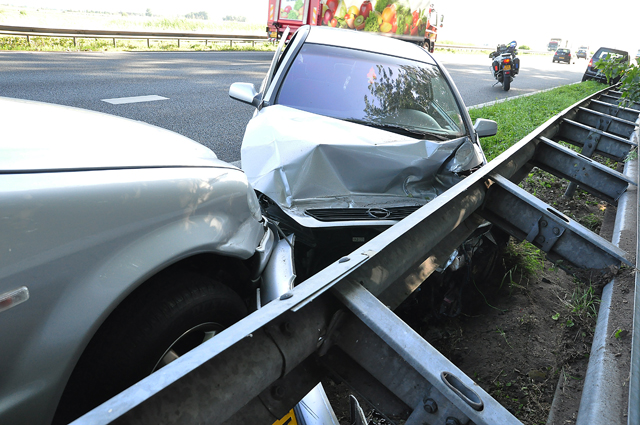 Ongeluk tussen twee auto's op A59 bij Waalwijk; 1 persoon gewond