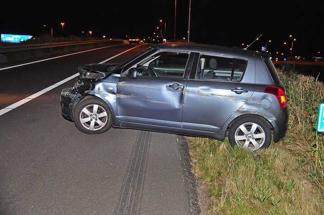 Auto vliegt uit de bocht op de A59 (Maasroute) Waalwijk