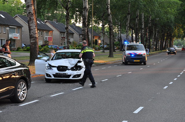 Schade en lichtgewonde bij botsing met pas gekochte auto in Waalwijk