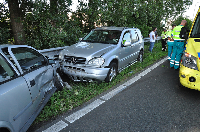 Ongeluk tussen twee auto's op A59 bij Waalwijk; 1 persoon gewond