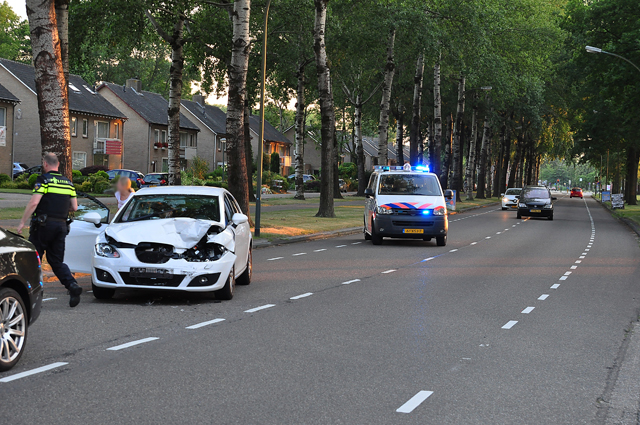 Schade en lichtgewonde bij botsing met pas gekochte auto in Waalwijk