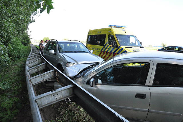 Ongeluk tussen twee auto's op A59 bij Waalwijk; 1 persoon gewond