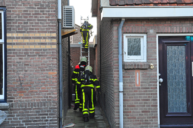 Tuinset in brand op dakterras aan de Sint Crispijnstraat Waalwijk