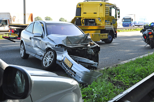 Ongeluk tussen twee auto's op A59 bij Waalwijk; 1 persoon gewond