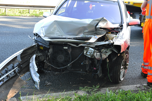 Ongeluk tussen twee auto's op A59 bij Waalwijk; 1 persoon gewond