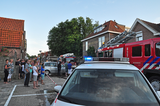 Tuinset in brand op dakterras aan de Sint Crispijnstraat Waalwijk