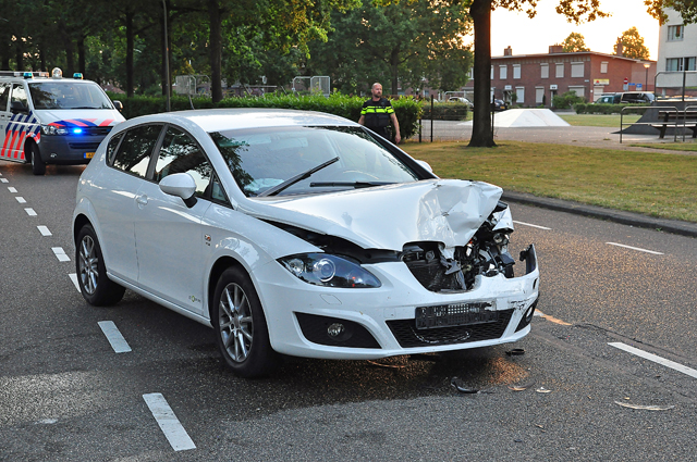Schade en lichtgewonde bij botsing met pas gekochte auto in Waalwijk