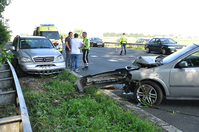 Ongeluk tussen twee auto's op A59 bij Waalwijk; 1 persoon gewond