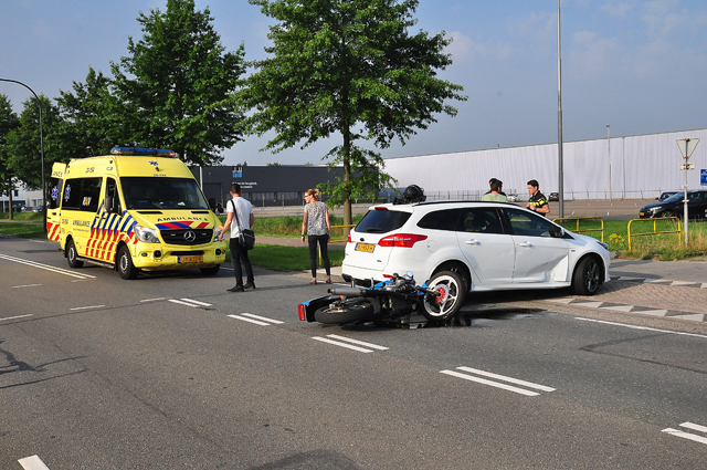 Motor klapt op auto in Waalwijk