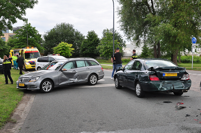 Drie auto's botsen op elkaar op de Sluisweg Waalwijk
