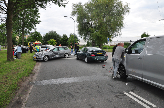 Drie auto's botsen op elkaar op de Sluisweg Waalwijk