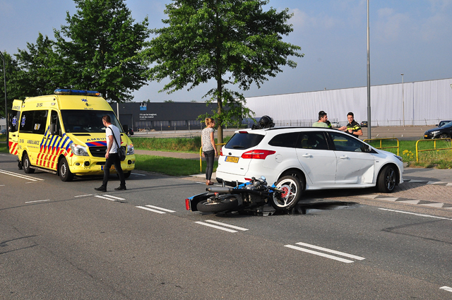 Motor klapt op auto in Waalwijk