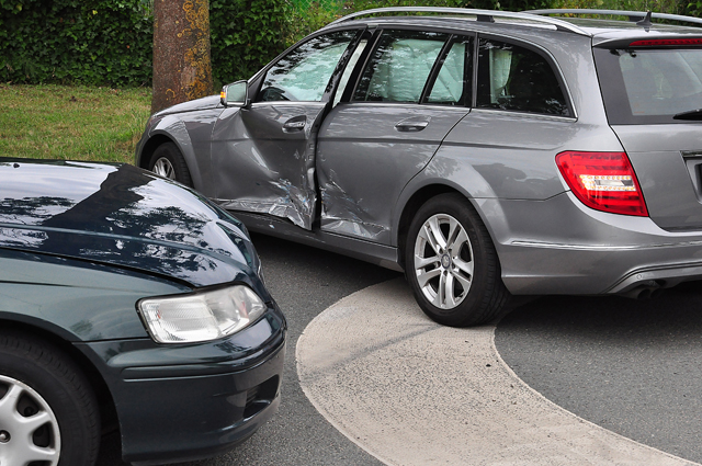 Drie auto's botsen op elkaar op de Sluisweg Waalwijk