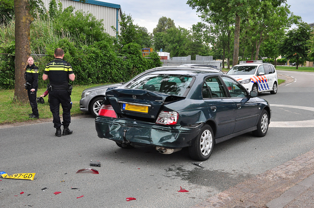 Drie auto's botsen op elkaar op de Sluisweg Waalwijk
