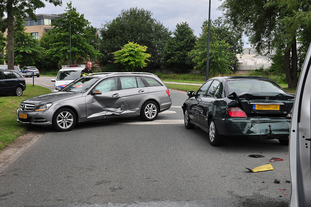 Drie auto's botsen op elkaar op de Sluisweg Waalwijk