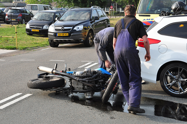 Motor klapt op auto in Waalwijk