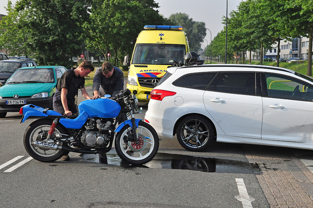 Motor klapt op auto in Waalwijk