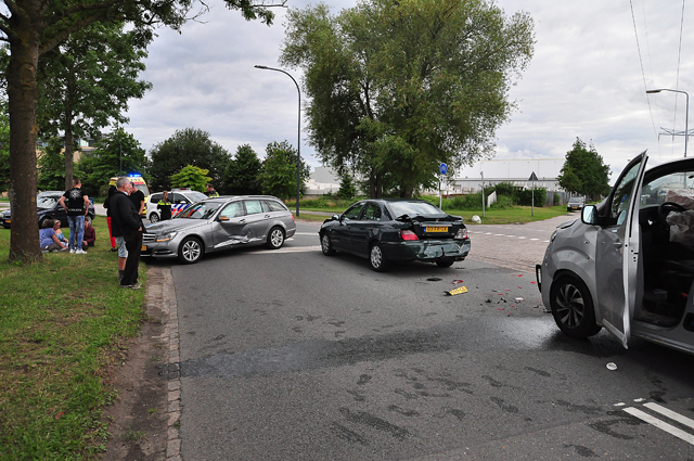 Drie auto's botsen op elkaar op de Sluisweg Waalwijk