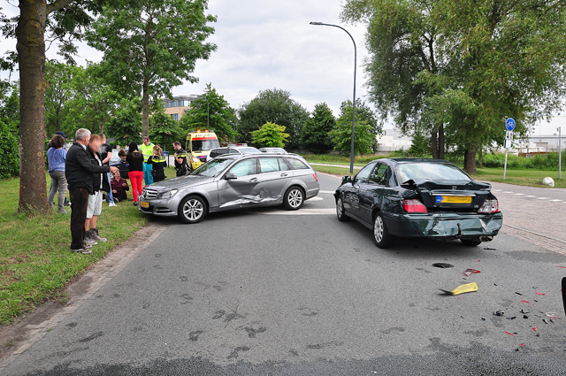 Drie auto's botsen op elkaar op de Sluisweg Waalwijk