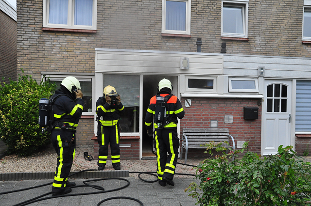 Brandweer redt hond uit brandend huis in Waalwijk