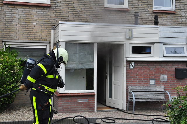 Brandweer redt hond uit brandend huis in Waalwijk