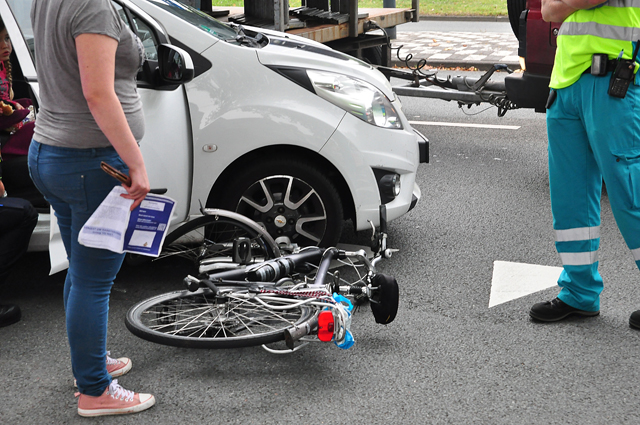 Fiets belandt onder auto in Waalwijk