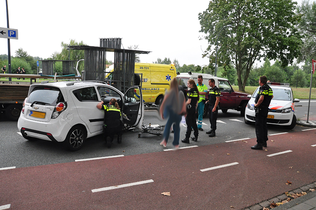 Fiets belandt onder auto in Waalwijk