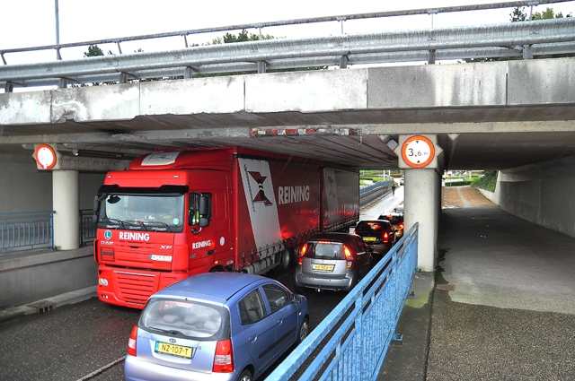 Vrachtwagen ‘muur- en muurvast’ onder viaduct Waalwijk