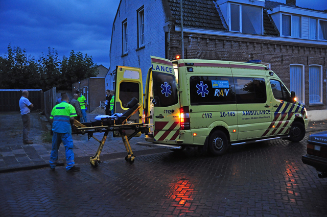 Man valt met scooter in glasplaat in Waalwijk
