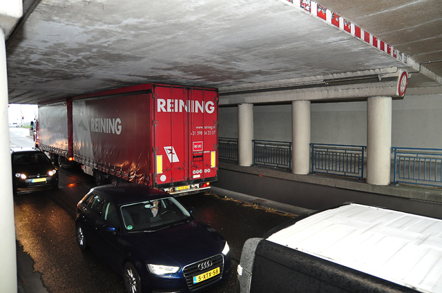 Vrachtwagen 'muur- en muurvast' onder viaduct Waalwijk