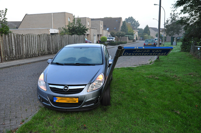 Bestuurder rijdt straatnaambord uit de grond in Waalwijk