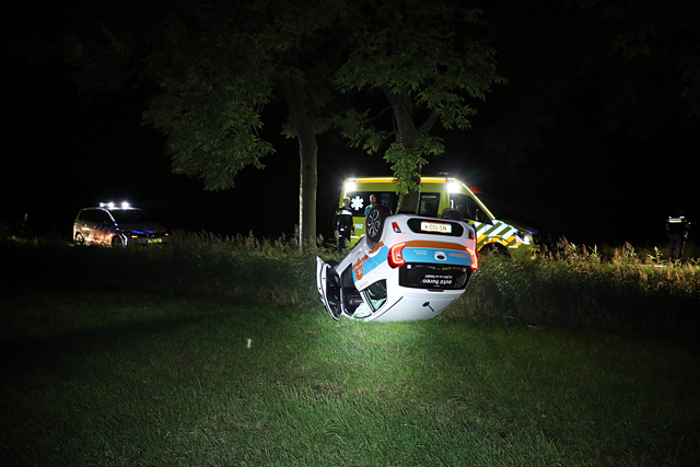 Hulpdiensten zoeken twintig minuten naar auto die over de kop is geslagen