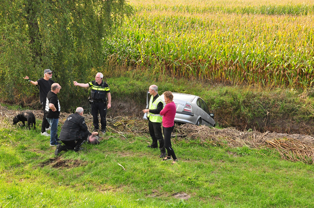 Dronken automobilist slingert over A59 en belandt met zijn auto in een sloot