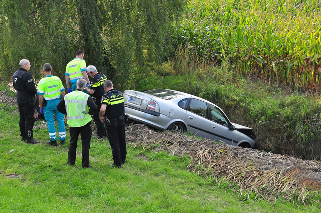 Dronken automobilist slingert over A59 en belandt met zijn auto in een sloot