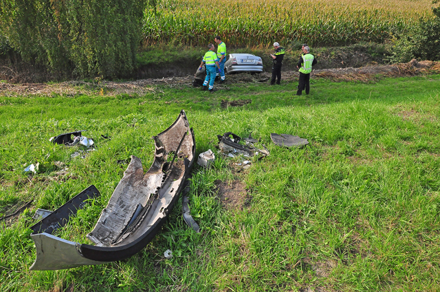 Dronken automobilist slingert over A59 en belandt met zijn auto in een sloot