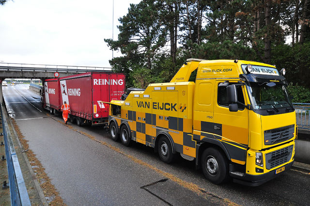 Vrachtwagen 'muur- en muurvast' onder viaduct Waalwijk