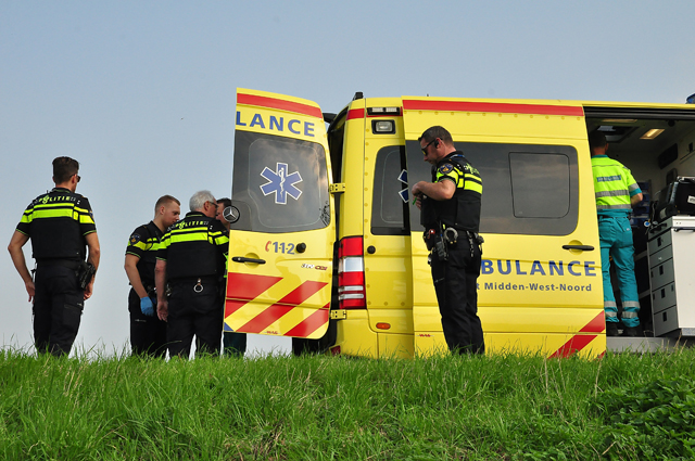 Dronken automobilist slingert over A59 en belandt met zijn auto in een sloot