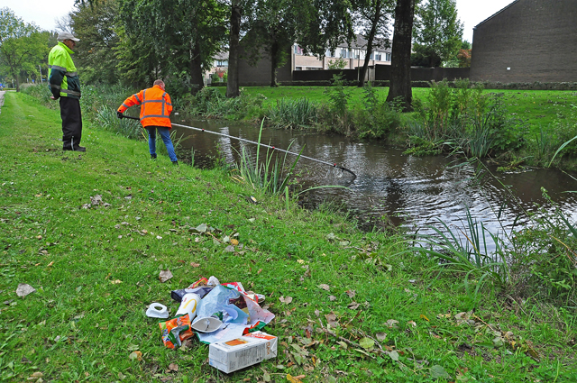 Vuilophaler Henk (85) boos en verdrietig: jongens trappen afvalwagentje in het water