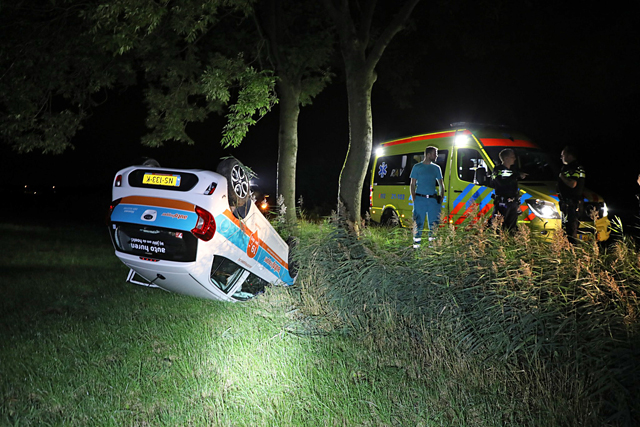 Hulpdiensten zoeken twintig minuten naar auto die over de kop is geslagen