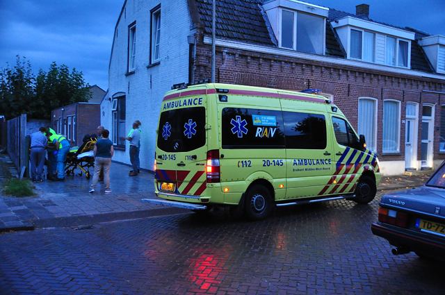 Man valt met scooter in glasplaat in Waalwijk