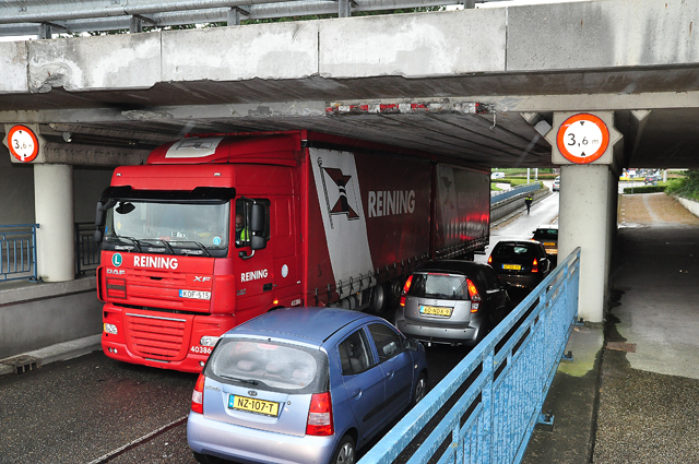 Vrachtwagen 'muur- en muurvast' onder viaduct Waalwijk