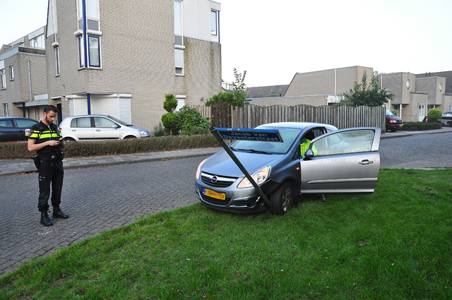 Bestuurder rijdt straatnaambord uit de grond in Waalwijk