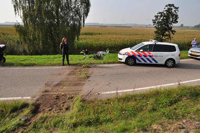 Dronken automobilist slingert over A59 en belandt met zijn auto in een sloot