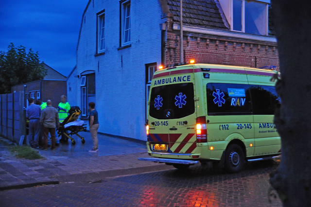 Man valt met scooter in glasplaat in Waalwijk