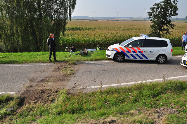Dronken automobilist slingert over A59 en belandt met zijn auto in een sloot