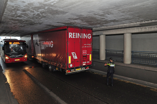 Vrachtwagen 'muur- en muurvast' onder viaduct Waalwijk